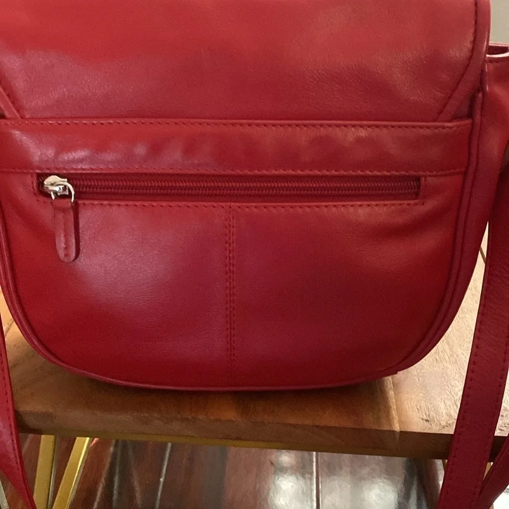 ili New York  Genuine Leather Zip Top Hobo Bag NWOT